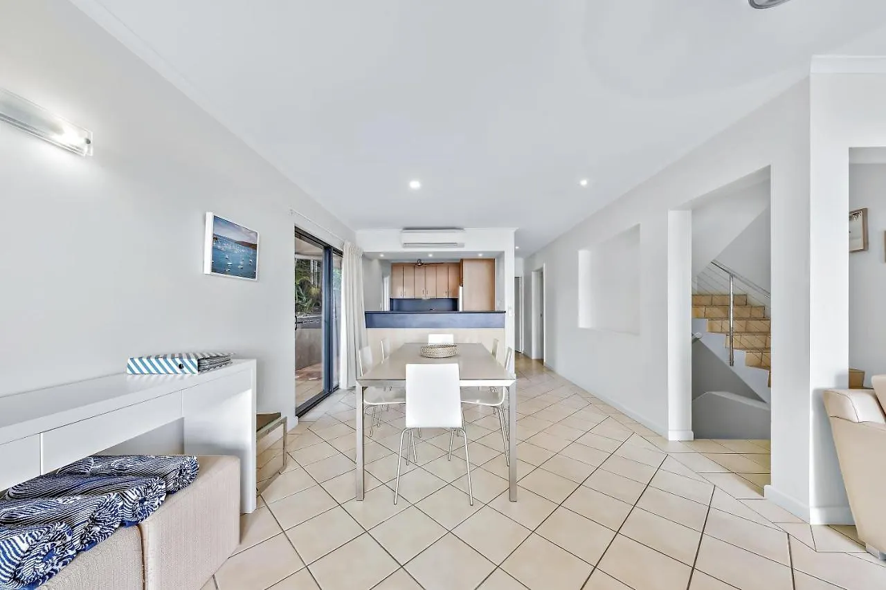 Whitsunday Beachfront Apartment On Broadwater Airlie Beach