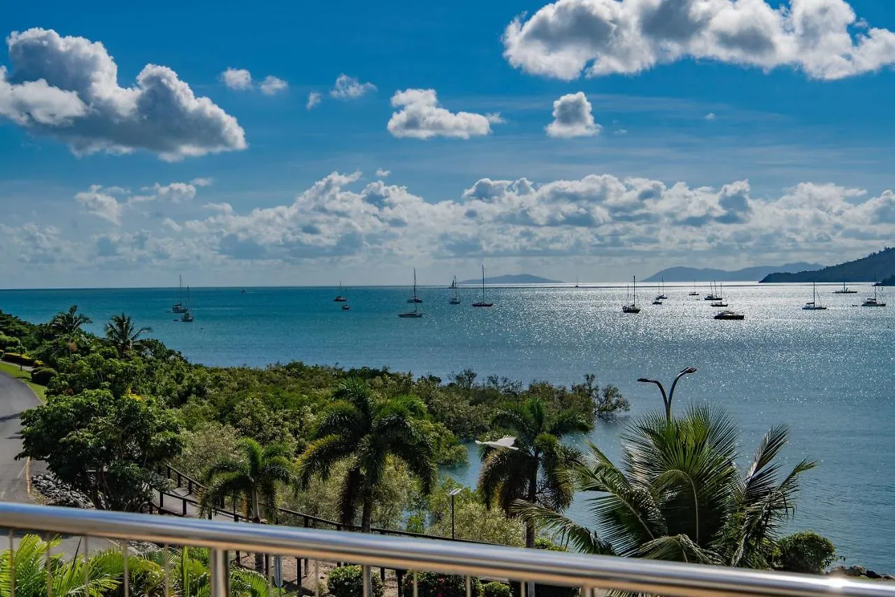 Whitsunday Beachfront Apartment On Broadwater Airlie Beach