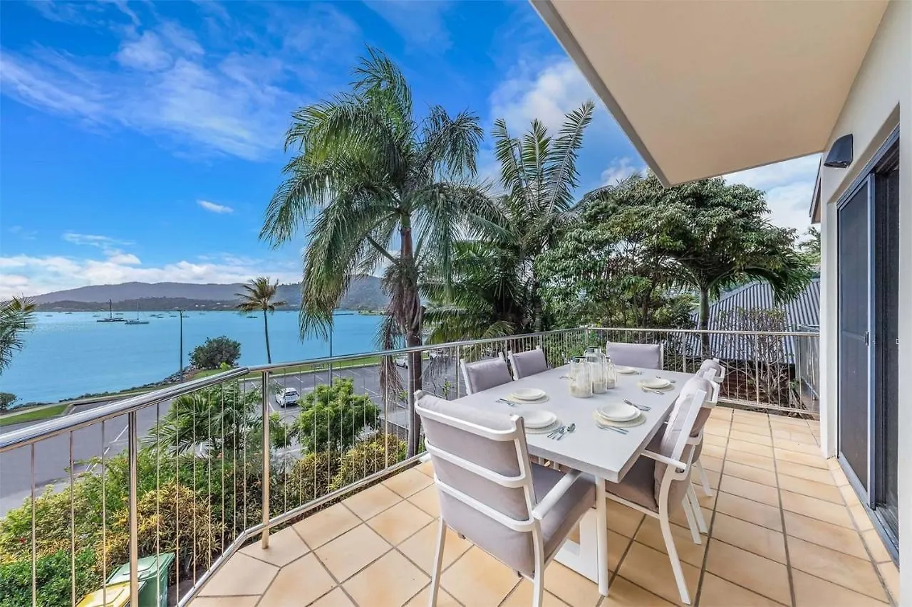 Whitsunday Beachfront Apartment On Broadwater Airlie Beach